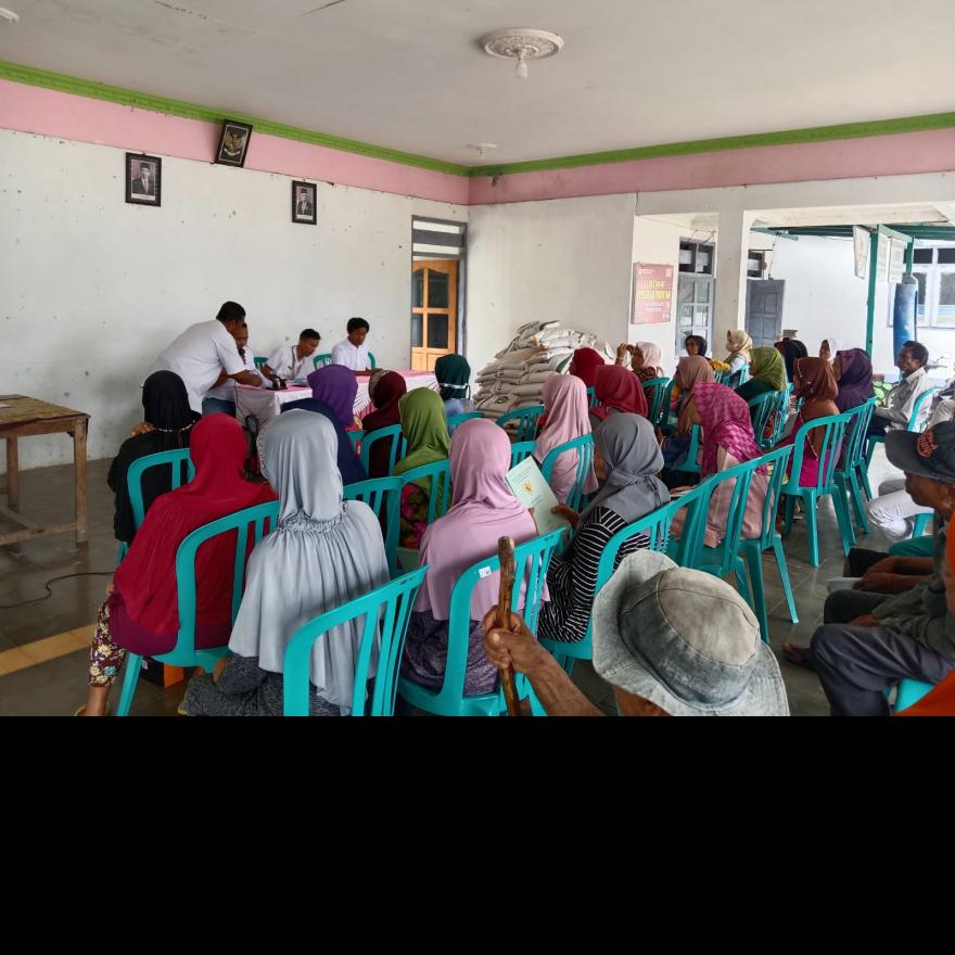 Penyaluran Bantuan Sosial Sembako Beras di Desa Pagutan